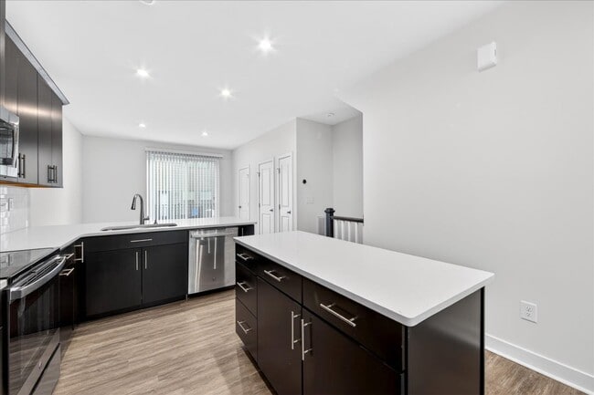 Building Photo - 530 Billingsley Rd