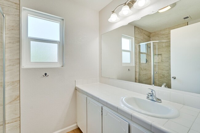 Building Photo - Spacious 3 Bedroom 2 Bath Home with 2 Car Garage and Central Air Conditioning