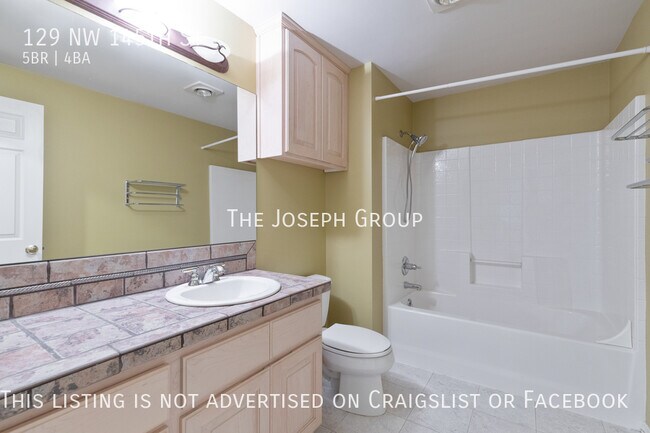 Building Photo - Beautiful 5 bed 3.5 bath in Seattle's Broa...