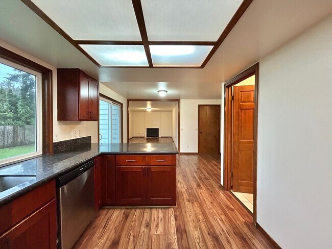 Building Photo - Timeless 5 Bed, 2.5 Bath Home - SW Beaverton