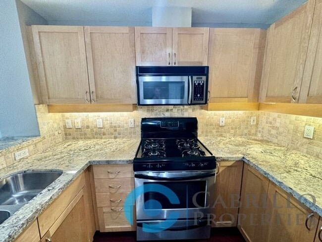 Building Photo - 1240 India St