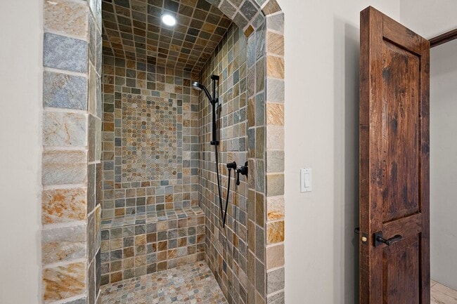 Building Photo - This Beautiful Hacienda Style Home combine...