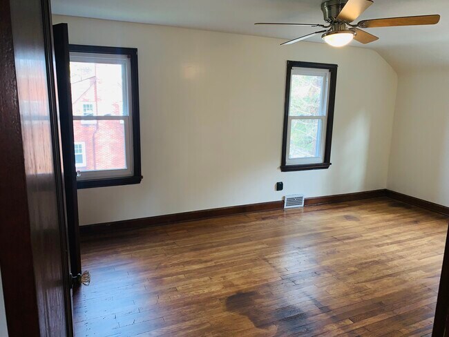 Building Photo - 1015 Willow Dr