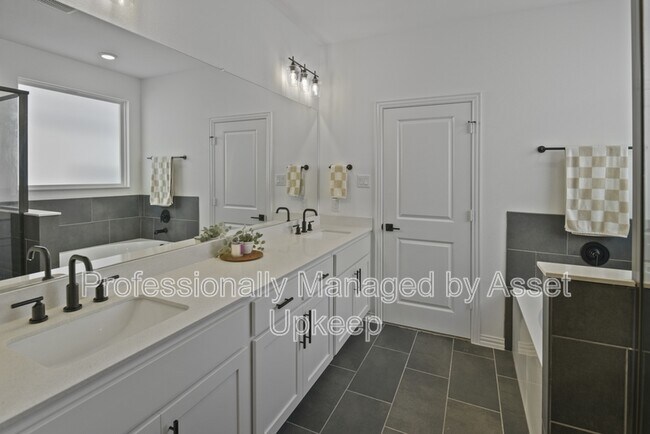 Building Photo - 702 Charity Dr