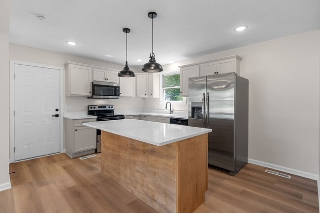 Building Photo - Close to Ft. Campbell! Renovated 3 Bed 2 Bath Home!