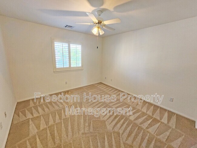 Building Photo - 380 Round Up Ct