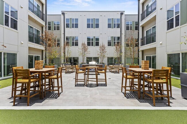 Building Photo - 601 W 9th St