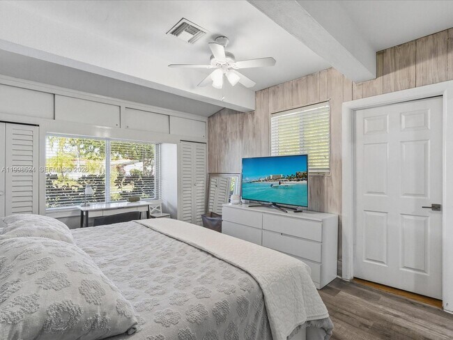 Building Photo - 2648 NE 26th Ave