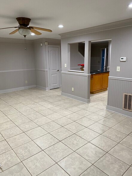 Building Photo - 303 Country Club Dr