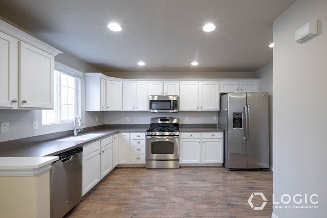 Building Photo - 692 W Chase Ln