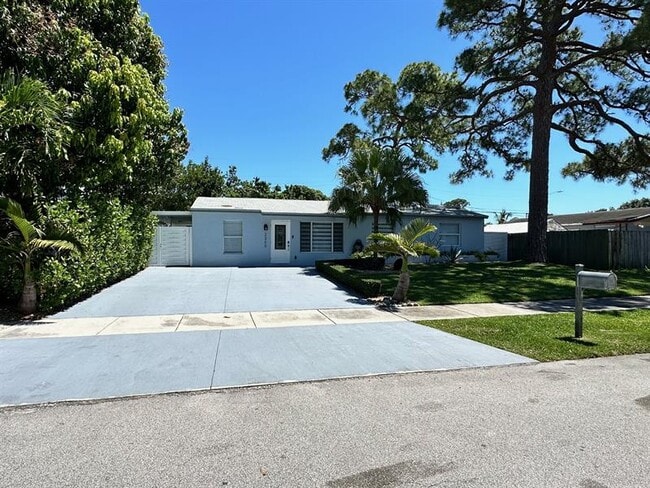 Primary Photo - 2300 SW 43rd Terrace
