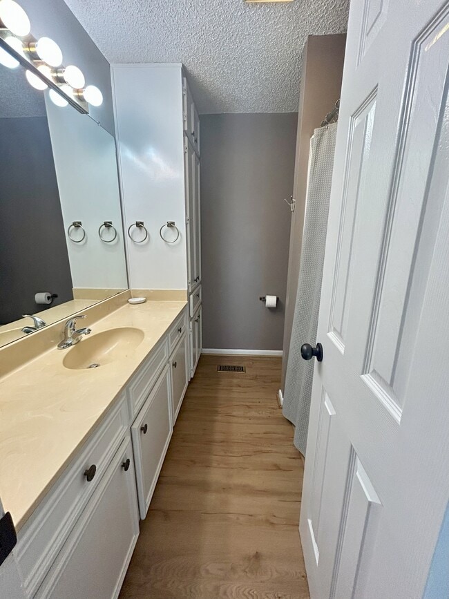 Building Photo - 300 Lucy Ln