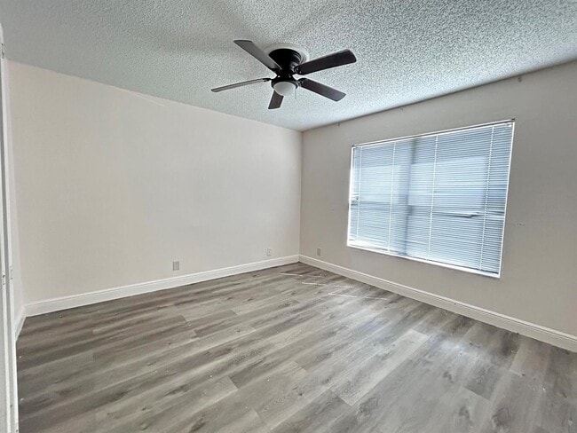 Building Photo - 1525 Lake Crystal Dr
