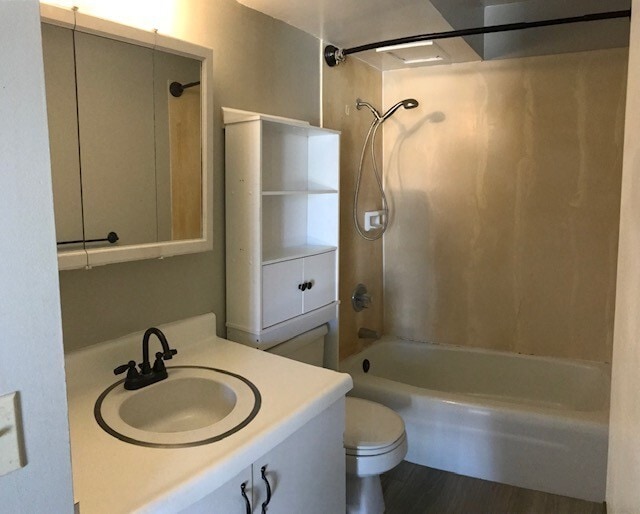 Building Photo - Westview Plaza - 1 bdrm, 1 bath, 1 covered...