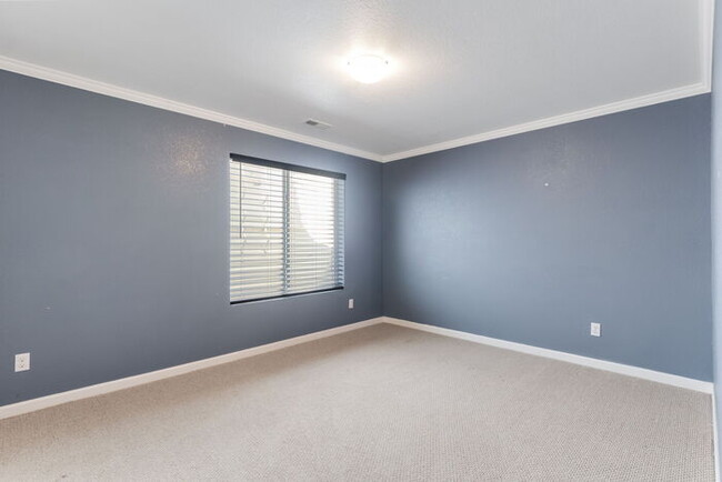 Building Photo - Light and bright 4-bedroom 3 bath beauty i...