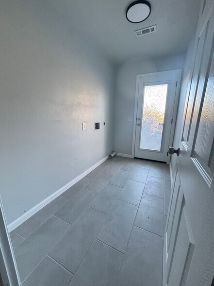 Building Photo - 2101 W Roselawn St