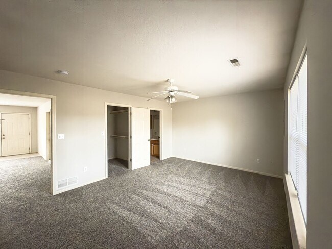 Building Photo - 2563-2563 E Morris Dr