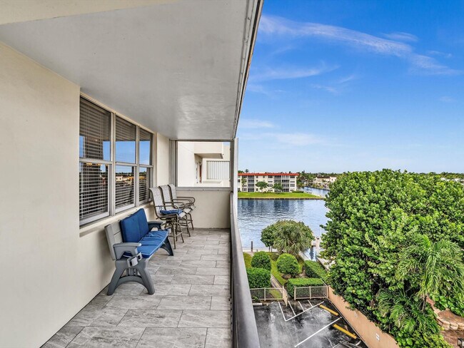 Building Photo - 1150 Hillsboro Mile