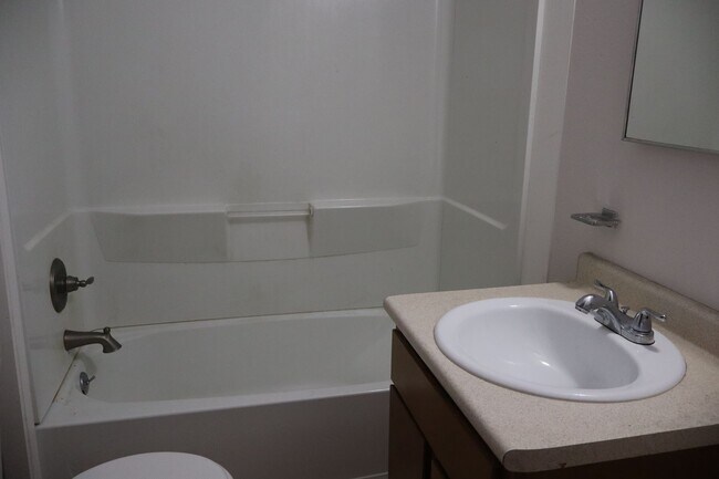Building Photo - 411 E Plum St