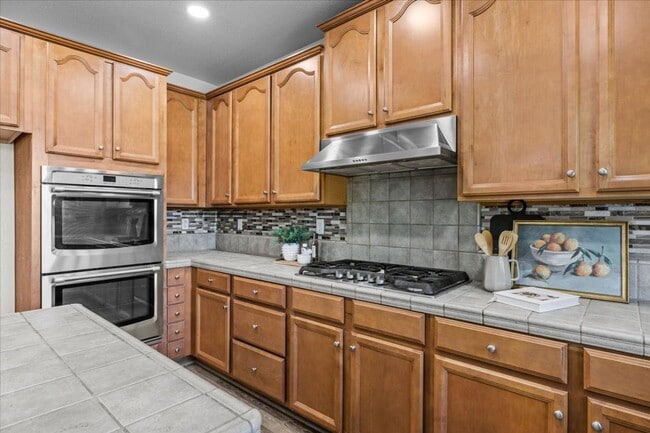 Building Photo - Elegant & Spacious 4 Bedroom Home Near Fol...