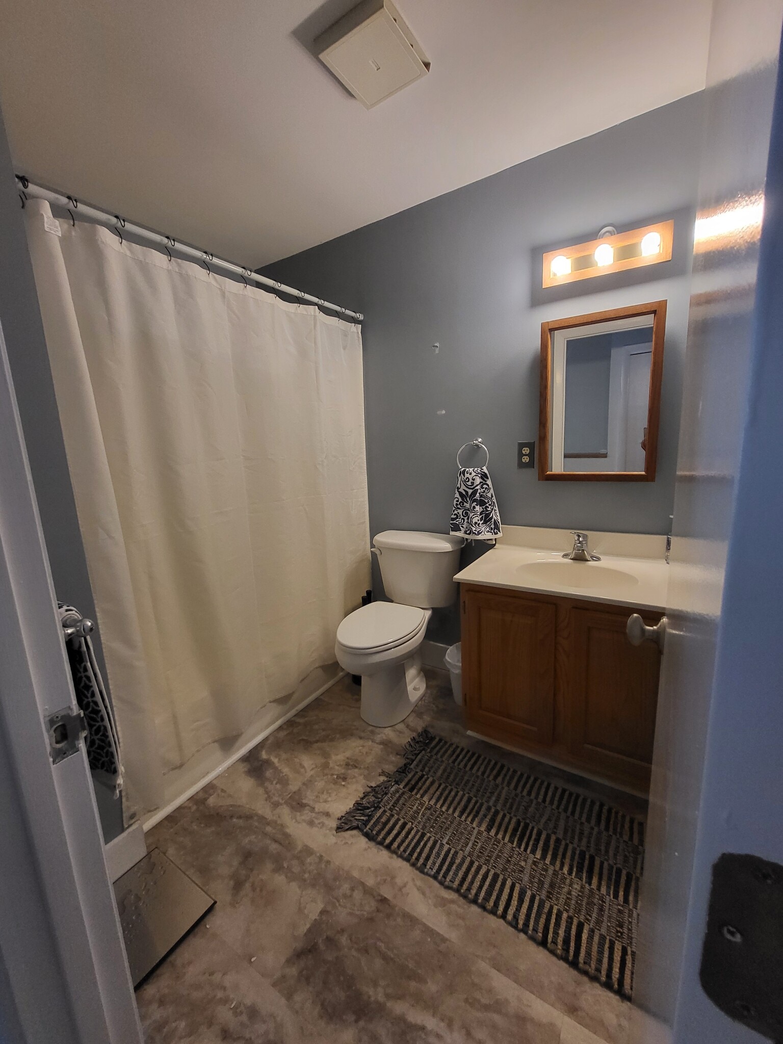 Guest Bath - 18 Beachwood Bay Dr