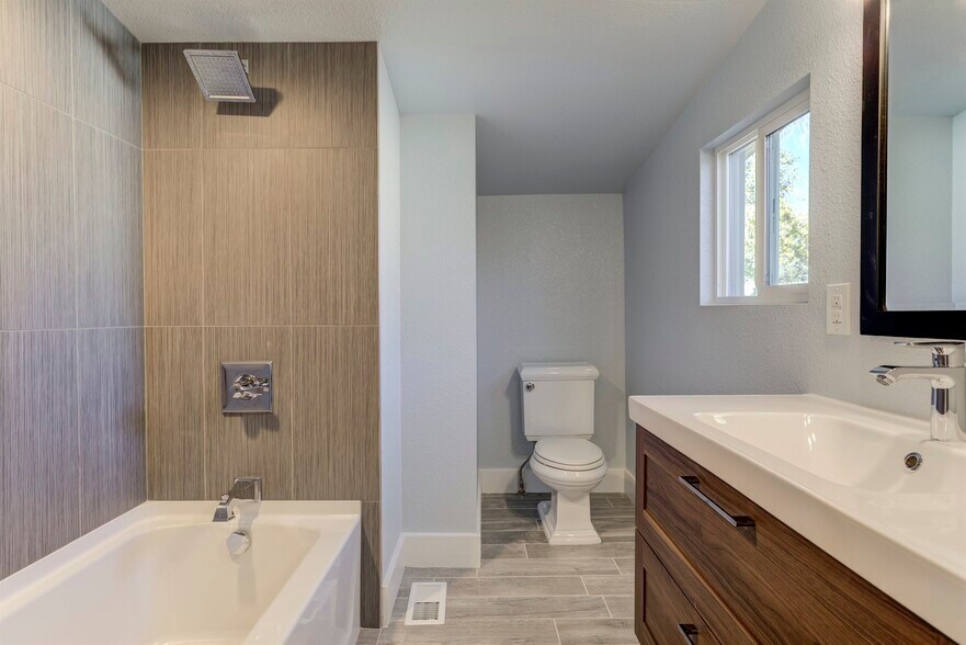 Bathroom - 915 Irving St