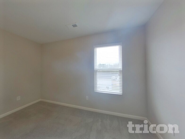 Building Photo - 1332 Waylon Ave