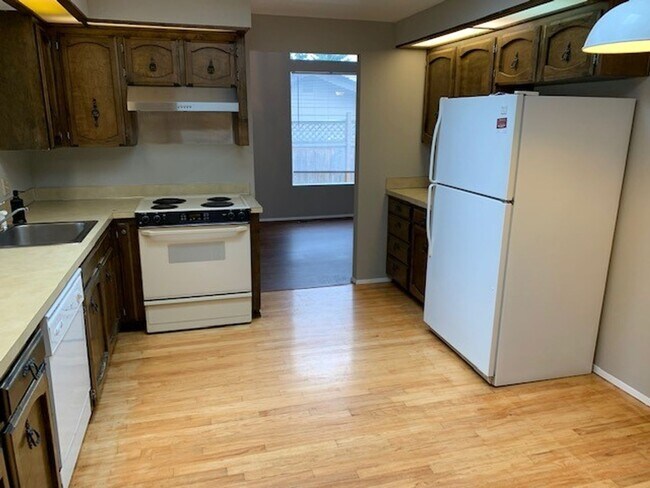 Building Photo - Kenmore House / RENT SPECIAL