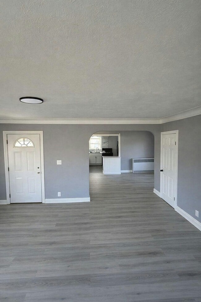 Building Photo - 5563 Silvertown Dr