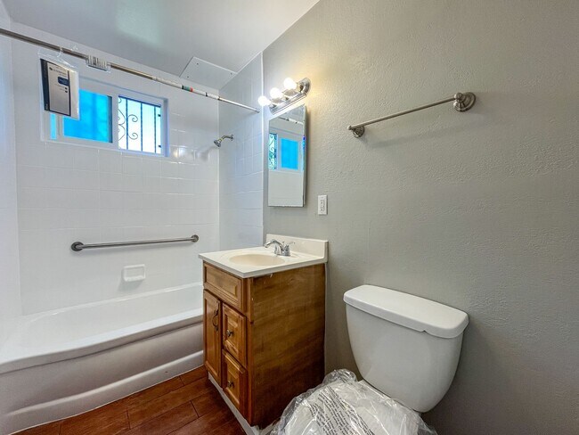 Building Photo - 11303 S Lemoli Ave