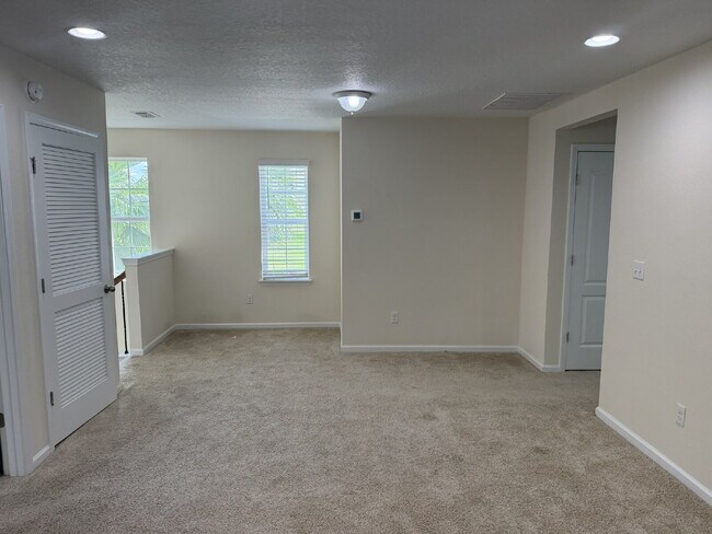 Building Photo - For Rent- Beautiful Home with 4 Bed, 2.5 Bath, PLUS a loft in Northside Jacksonville!