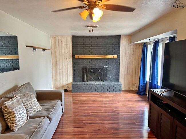 Building Photo - 405 Vaughn St