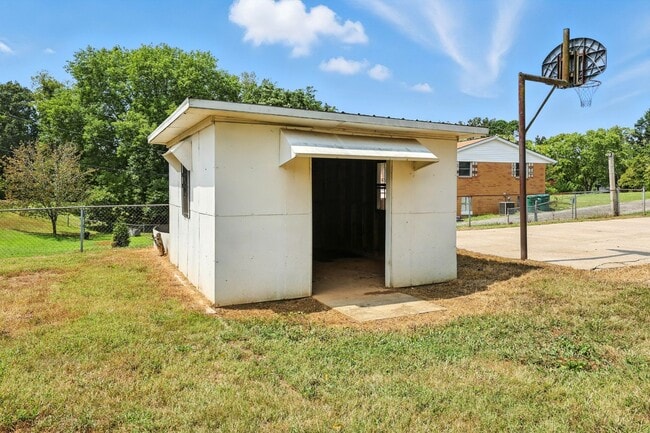 Building Photo - Spacious 3 bedroom home with finished base...