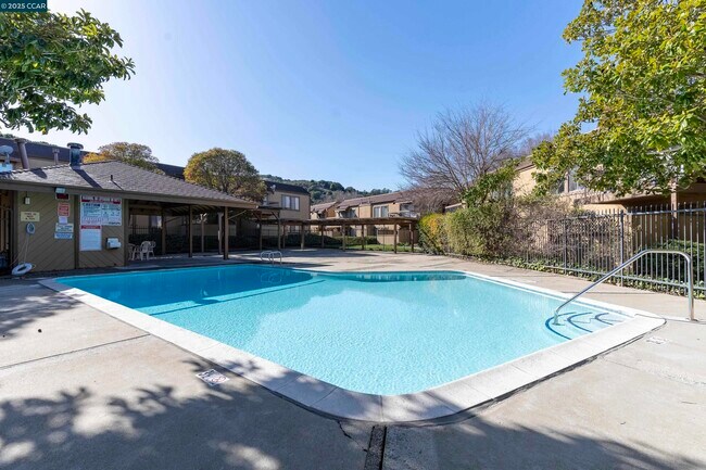 Building Photo - 5305 Ridgeview Cir