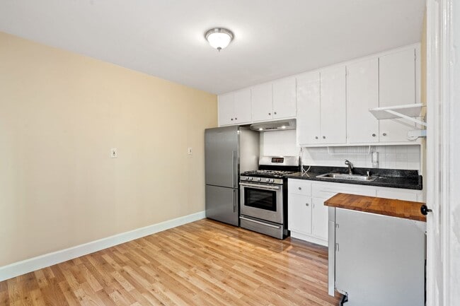 Building Photo - 2 Bed, 1 Bath Noe Valley Flat w Office + G...