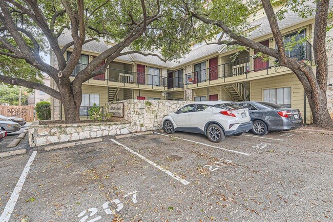 Building Photo - 708 Graham Pl