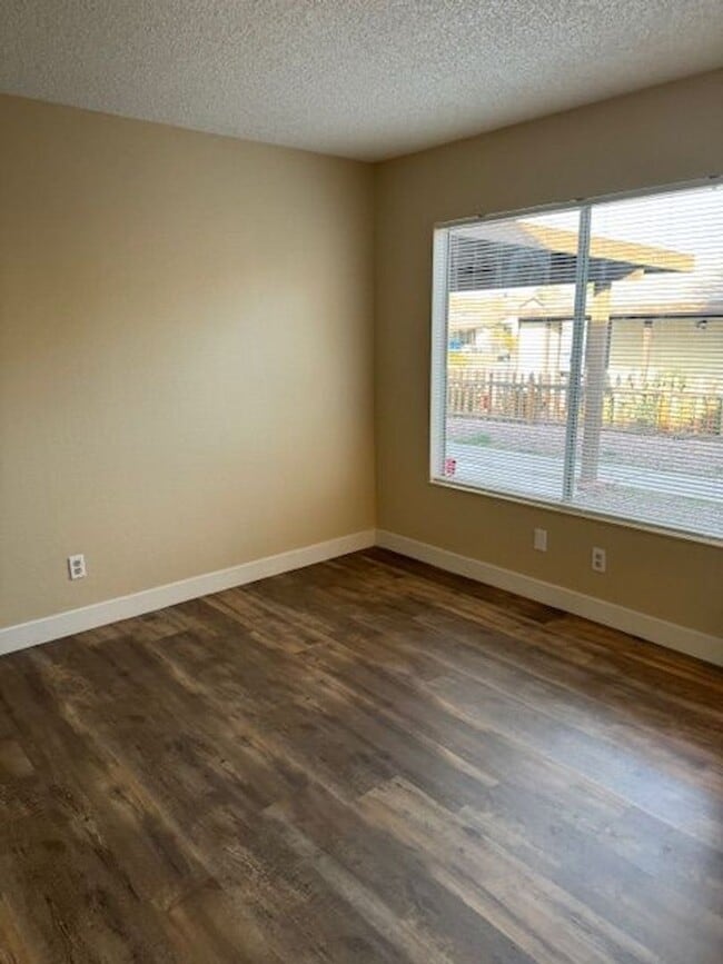 Building Photo - Spring Valley charmer