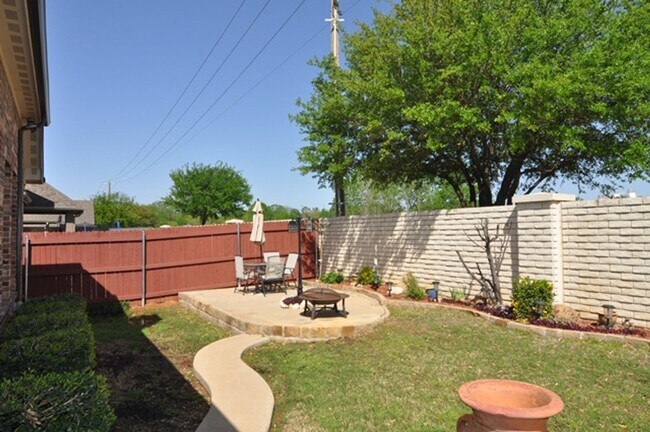 Building Photo - Beautiful 4-2.5-2 with 3 living, 2 dining ...