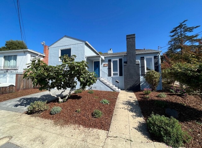 Building Photo - GORGEOUS UPDATED TWO BEDROOM HOUSE W. BONUS ROOM!!!!!!
