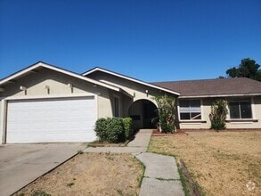 Building Photo - 3 Bedroom 2 Bathroom with Garage and Washe...