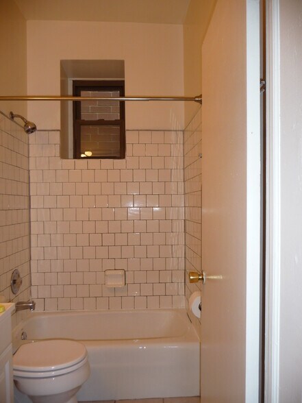 Building Photo - 2040 N Halsted St