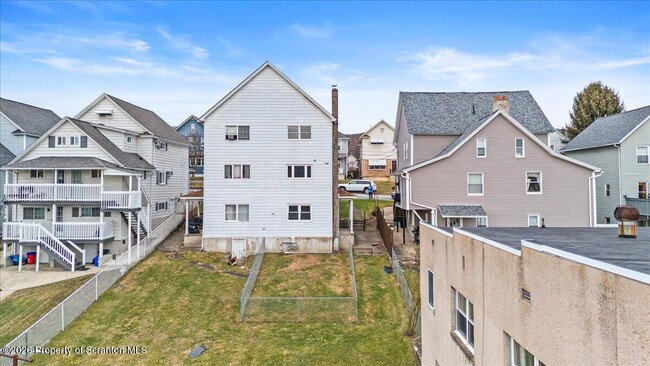 Building Photo - 714 Carmalt St