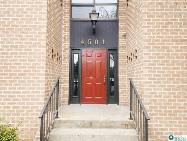 Building Photo - 4501 N Hedgerow Dr