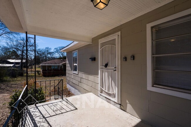 Building Photo - 2408 Fairfax Ave