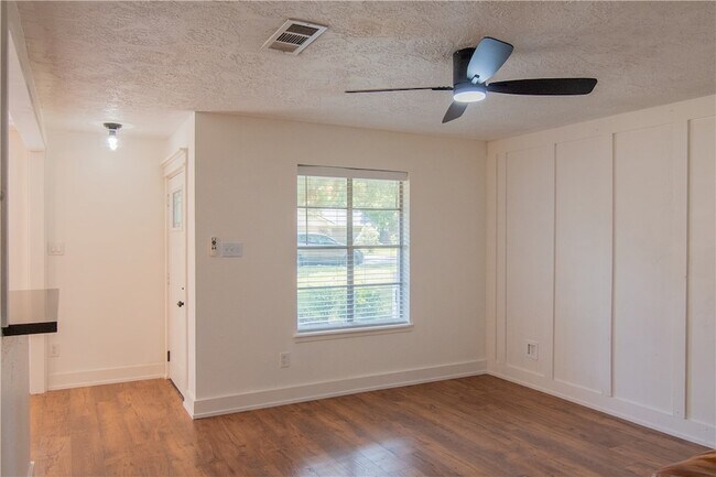 Building Photo - 3213 Heatherwood Dr