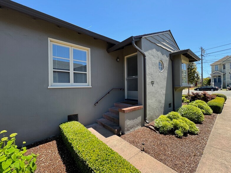 Building Photo - 919 Santa Clara Ave