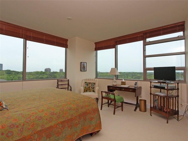 Building Photo - 700 Park Regency Pl NE