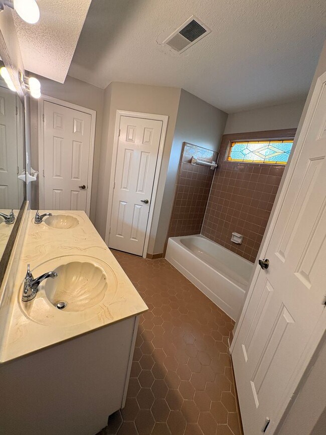 Building Photo - Spacious Home Freshly Painted and New Carpeted! Fully Fenced in Back Yard.