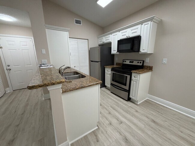 Building Photo - ANNUAL RENTAL - 1 BED / 1 BATH AT OASIS