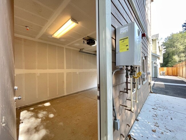 Building Photo - 1 Bedroom, 1 Bath Condo, End Unit, Convenient Napa Location